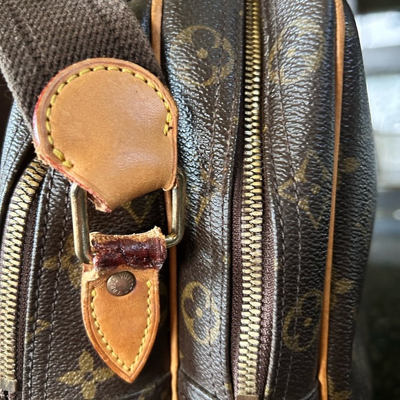 SOLD Louis Vuitton Reporter GM w/ Free LV Gift - Picture 10 of 15